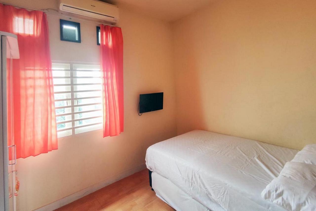 Chandra Graha Guesthouse Palu Bagian luar foto